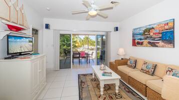 Condo Deluxe, sân hiên, quang cảnh biển | Khu phòng khách | TV màn hình phẳng, đầu đĩa DVD