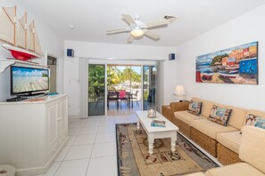 ดีลักซ์คอนโด, ลานระเบียง, วิวทะเล | บริเวณนั่งเล่น | ทีวีจอแบน, เครื่องเล่นดีวีดี