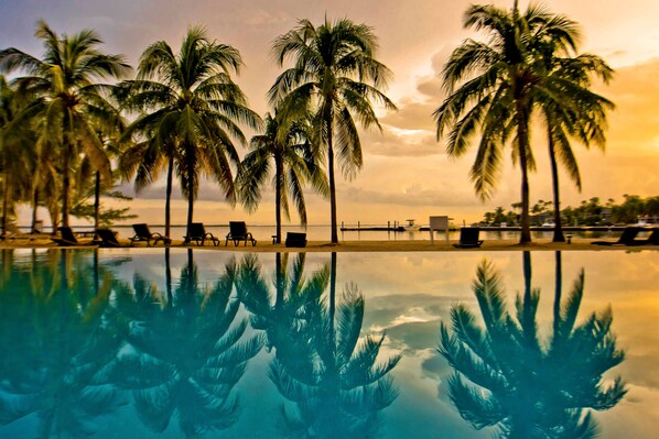 สระว่ายน้ำกลางแจ้ง