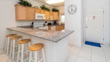 Condo Deluxe, sân hiên, quang cảnh biển | Bếp riêng | Tủ lạnh, lò vi sóng, lò nướng, bếp nấu