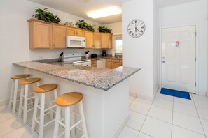 ดีลักซ์คอนโด, ลานระเบียง, วิวทะเล | ครัวส่วนตัว | ตู้เย็น, ไมโครเวฟ, เตาอบ, เตาประกอบอาหาร