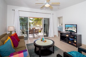 Kondo Deluks, patio | Area keluarga | TV layar datar dan pemutar DVD