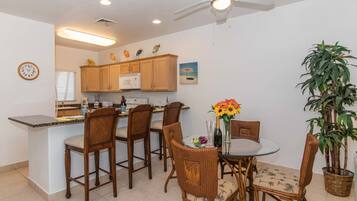 Condo Deluxe, sân hiên, quang cảnh biển | Khu vực ăn uống tại phòng