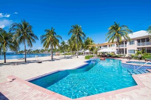 Outdoor pool - Korner Kai by Cayman Vacation (North Side)