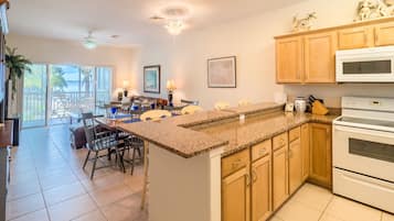 Condo Deluxe, sân hiên, quang cảnh biển | Bếp riêng | Tủ lạnh, lò vi sóng, lò nướng, bếp nấu