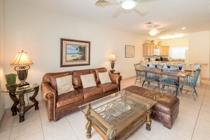 Condo Deluxe, patio, vista al mar | Área de sala de estar | Televisión de pantalla plana y reproductor de DVD 