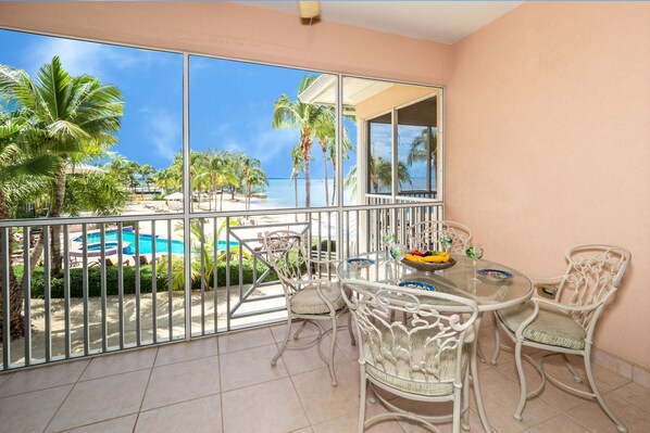 Deluxe appartement, patio, uitzicht op zee | Terras