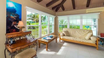 Vila Panorama, kolam renang pribadi, pemandangan laut | Ruang keluarga | TV layar datar dan pemutar DVD