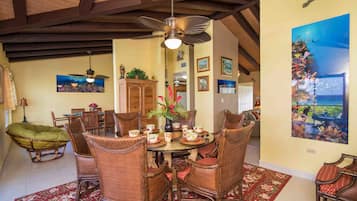 Vila Panorama, kolam renang pribadi, pemandangan laut | Makan di kamar