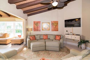 Villa panorámica, alberca privada, vista al mar | Sala de estar | Televisión de pantalla plana y reproductor de DVD 