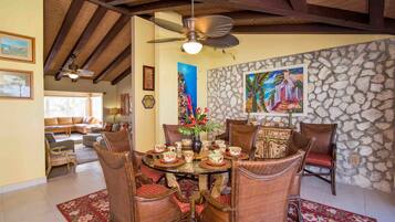 Panoramic Villa, Private Pool, Sea View | Makan dalam bilik