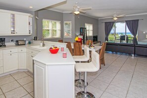 Apartamento Deluxe, patio, vistas al mar | Cocina privada | Frigorífico, microondas, horno y placa de cocina
