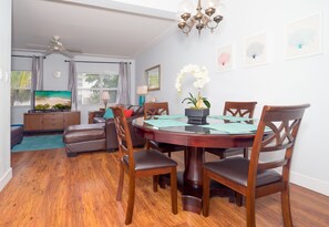 Condo Deluxe, patio, vista al mar | Servicio a la habitación