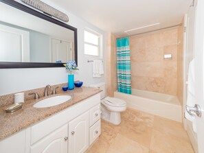 豪華公寓客房, 庭院, 海景 | 浴室 | 淋浴/浴缸二合一、吹風機、毛巾