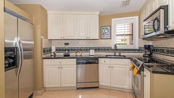 Deluxe Condo, Patio, Sea View | Dapur peribadi | Peti sejuk, ketuhar gelombang mikro, ketuhar, dapur