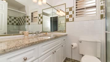Kondo Deluks, patio, pemandangan laut | Kamar mandi | Shower, pengering rambut, dan handuk