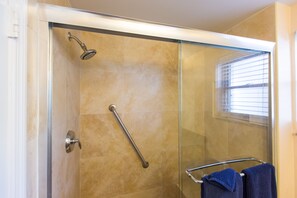Deluxe-huoneisto, patio, merinäköala | 2 makuuhuonetta, vuodevaatteet
