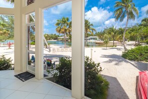 Deluxe appartement, patio, uitzicht op lagune | Terras