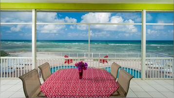 Vila Mewah, kolam renang pribadi, pemandangan laut | Teras/patio