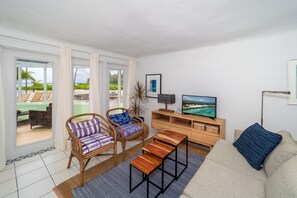 Cottage Economy, sân hiên, quang cảnh biển | Khu phòng khách | TV màn hình phẳng, đầu đĩa DVD 