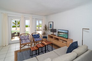 Cottage Economy, sân hiên, quang cảnh biển | Khu phòng khách | TV màn hình phẳng, đầu đĩa DVD 