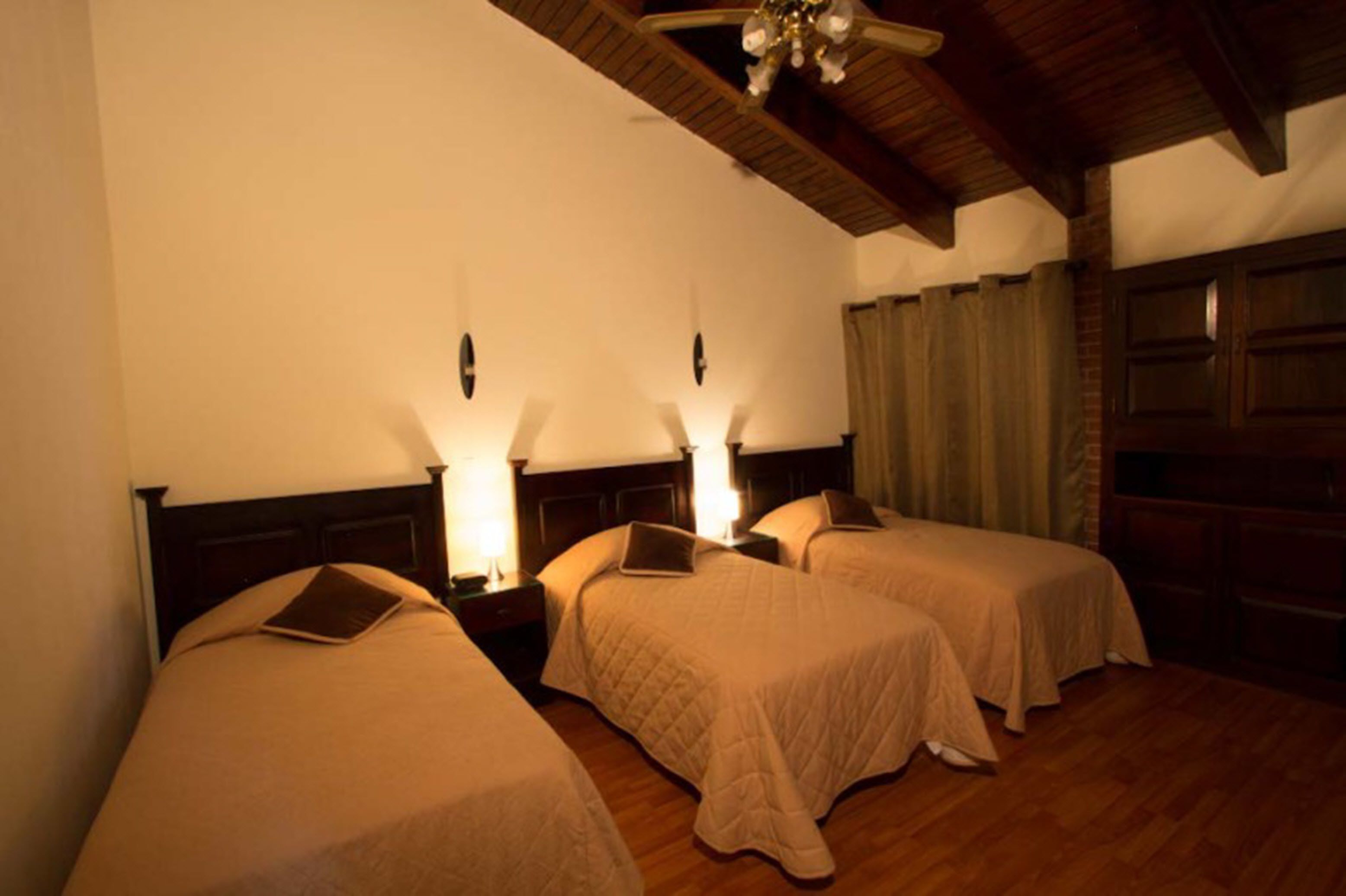 Duntäcken, bäddmadrasser och värdeförvaringsskåp på rummet