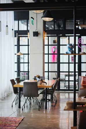 Lobby - Moxy Katowice Airport (Ozarowice)