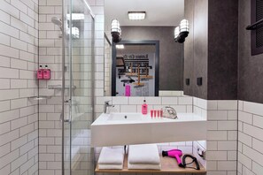 Shower, hair dryer, towels, soap - Moxy Katowice Airport (Ozarowice)