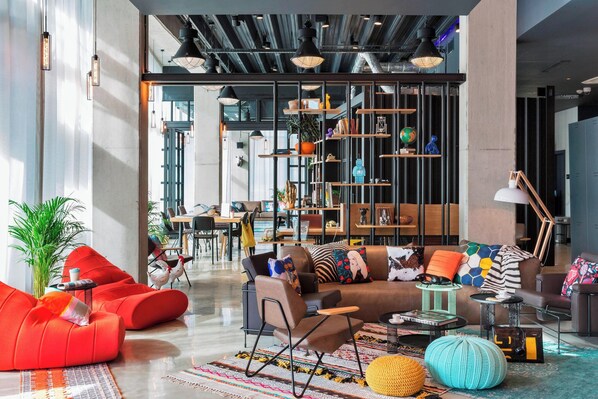 Lobby - Moxy Katowice Airport (Ozarowice)