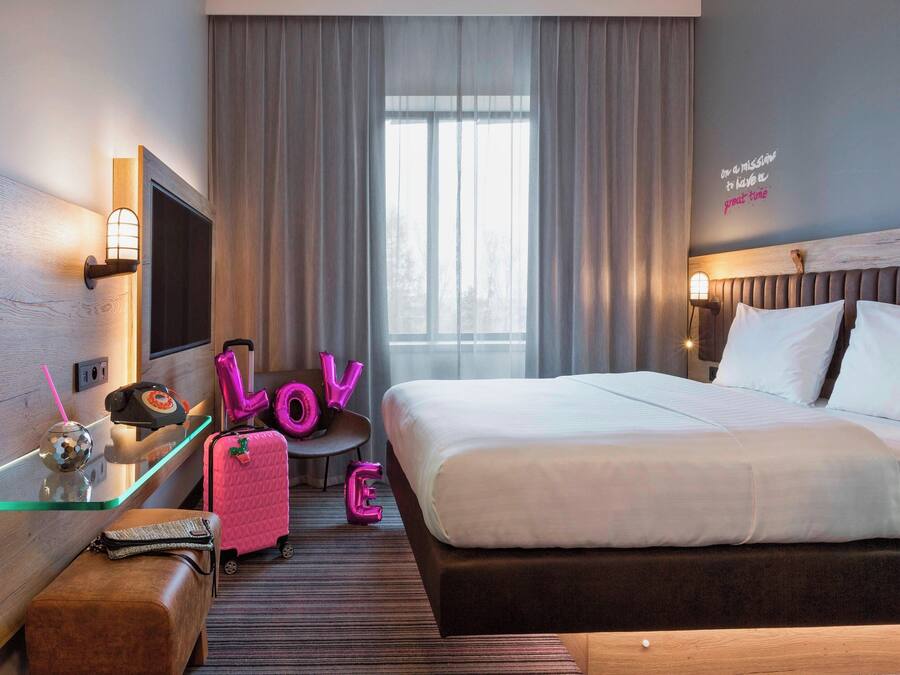 Room, 1 Queen Bed (Moxy Sleeper) | Desk, blackout drapes, soundproofing, free cribs/infant beds