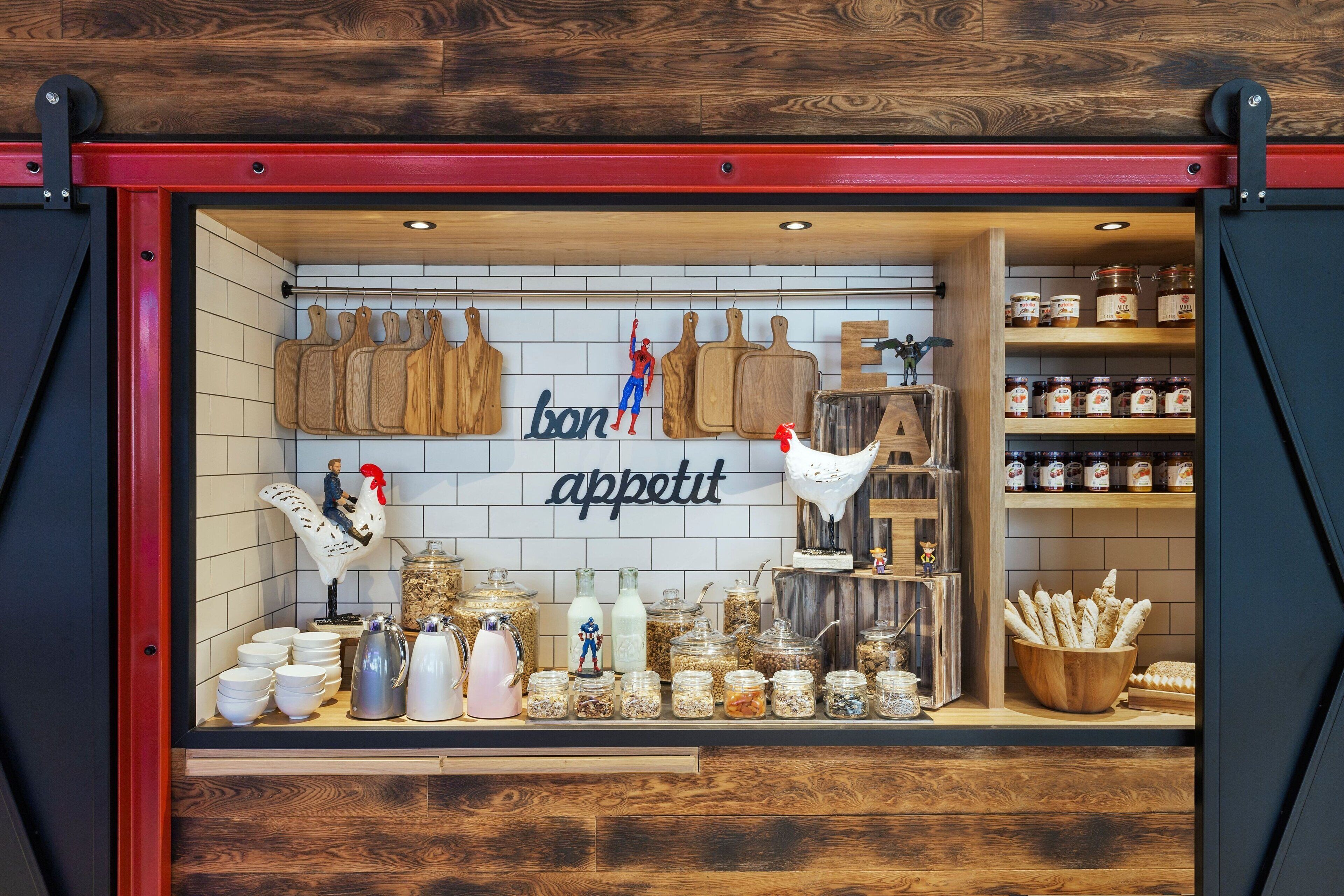 daily buffet breakfast (pln 70 per person)