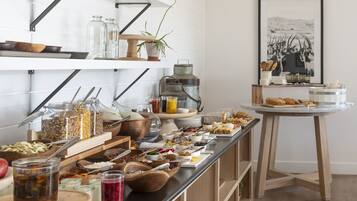 Bao gồm bữa sáng đầy đủ hàng ngày