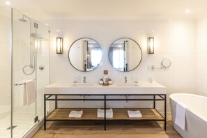 Luxury Room, Connecting Rooms, Garden View (Riverdene Family Lodge) | Bathroom | Separate tub and shower, deep soaking tub, designer toiletries - Shamwari Riverdene (Paterson)