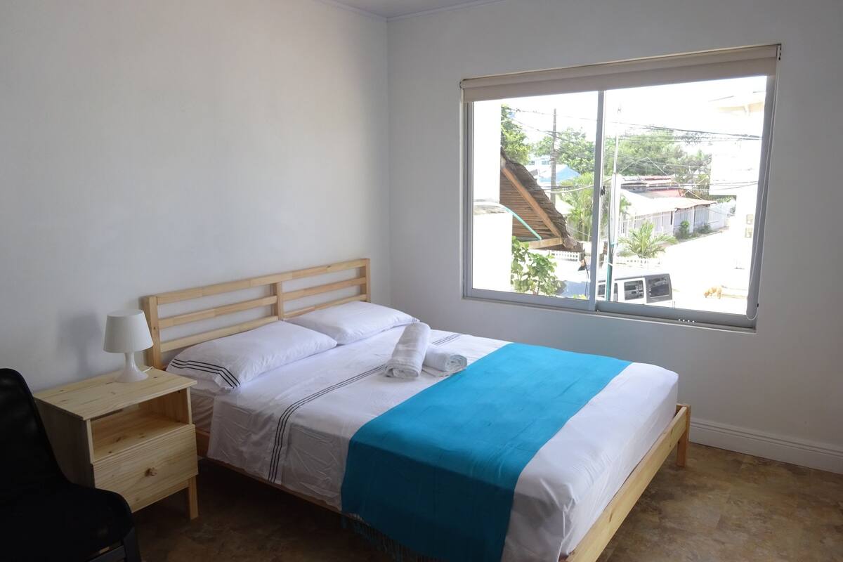 Departamento Confort, 1 cama matrimonial, baño en la habitación, vista al jardín (Studio 4) | Caja de seguridad en la habitación y ropa de cama