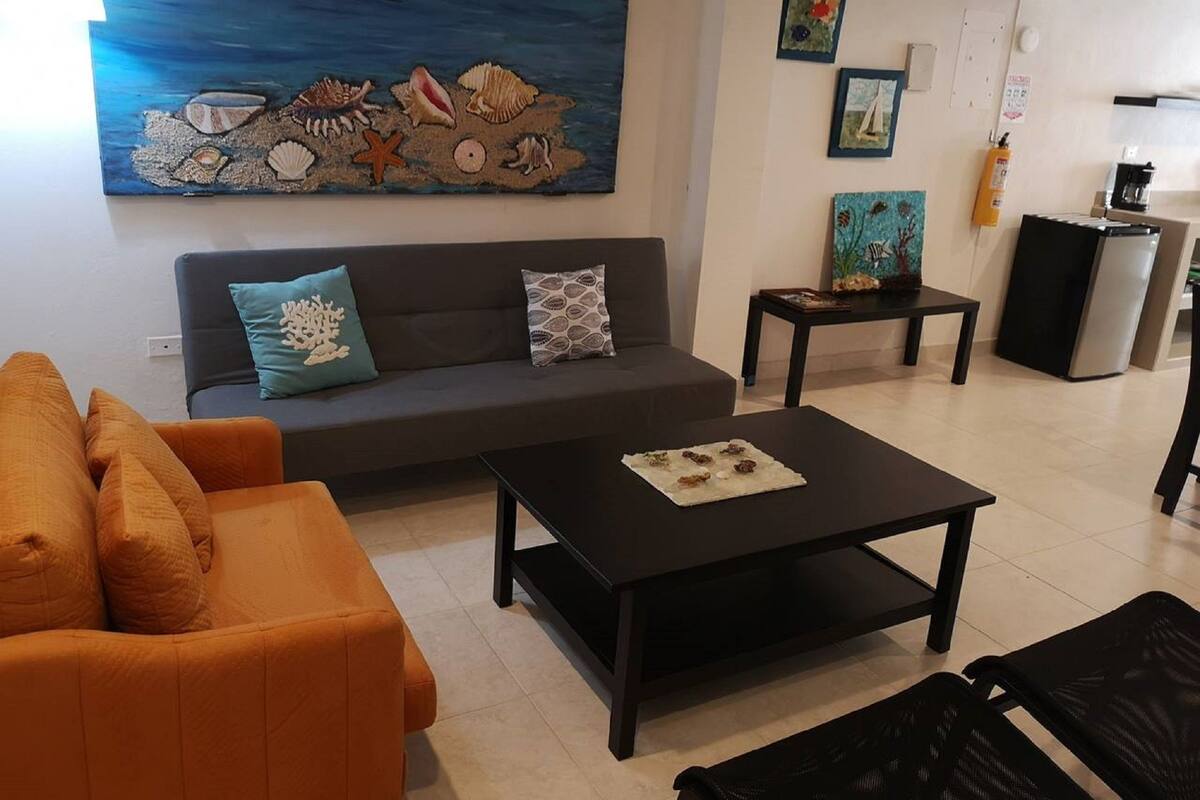 Departamento familiar, 1 habitación, para no fumadores, vista al jardín (Studio 1) | Sala de estar | Televisión LED de 38 pulgadas con canales digitales y televisión