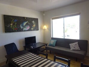 Departamento Confort, 1 habitación, para no fumadores, vista al jardín (Studio 3) | Sala de estar | Televisión LED de 38 pulgadas con canales digitales y televisión