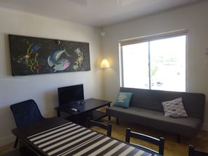 Apartamento conforto, 1 quarto, para não fumantes, vista para o jardim (Studio 3) | Sala de estar | TV LED 38 polegadas com canais digitais, TV