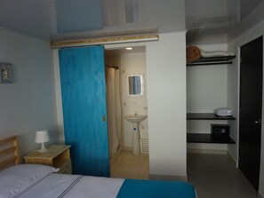 Caja de seguridad en la habitación y ropa de cama 