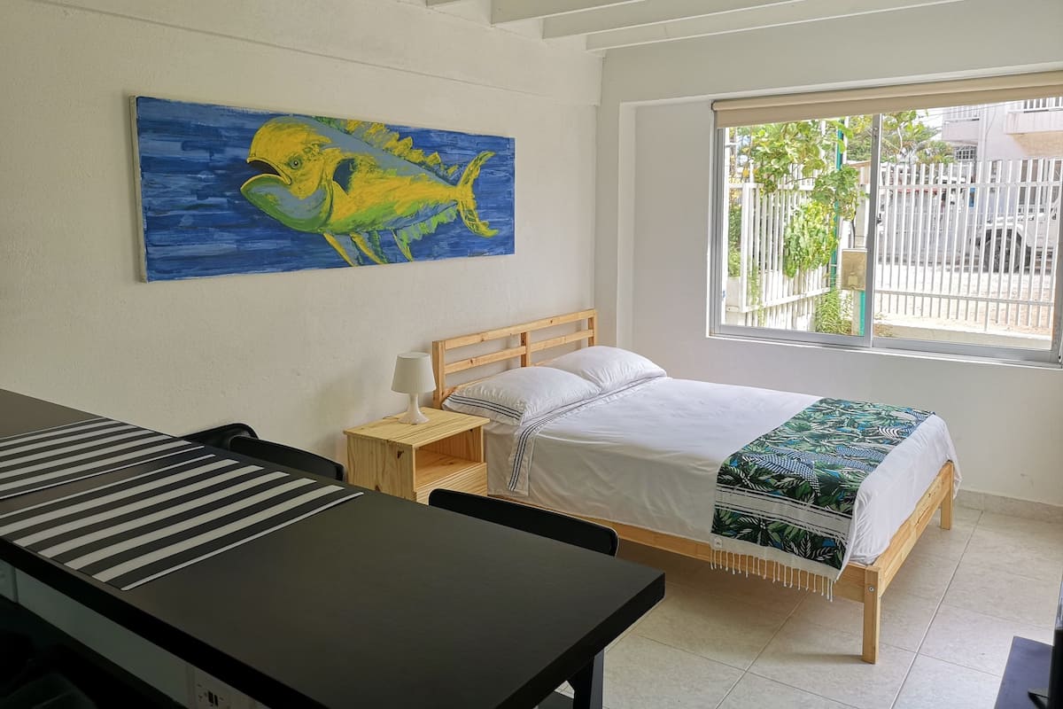 Departamento Confort, 1 cama matrimonial, vista al jardín, planta baja (Studio 2) | Caja de seguridad en la habitación y ropa de cama