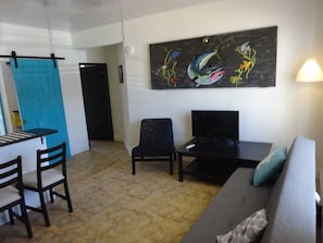 Apartamento conforto, 1 quarto, para não fumantes, vista para o jardim (Studio 3) | Sala de estar | TV LED 38 polegadas com canais digitais, TV
