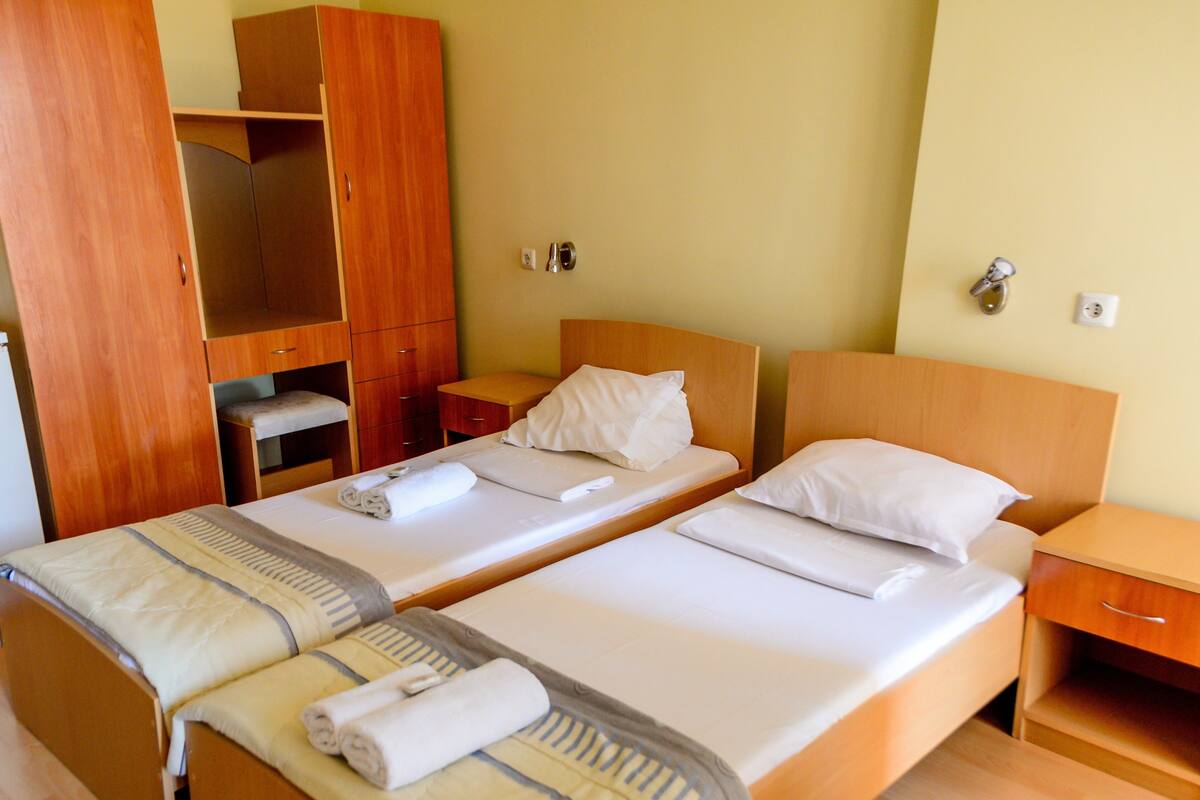 Double room 302 | Egyptian cotton sheets, premium bedding, desk