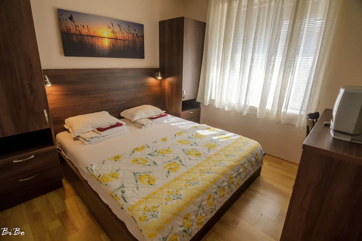 Apartment 204,One bedroom (for 3 people) | Sábanas de algodón egipcio, ropa de cama de alta calidad y escritorio