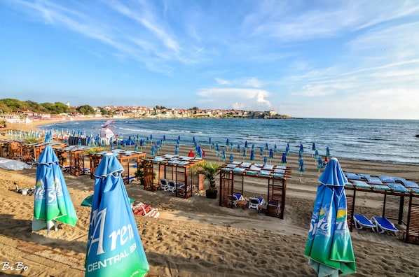 Beach nearby, 2 beach bars - Dom Mladenovi B&B (Sozopol)