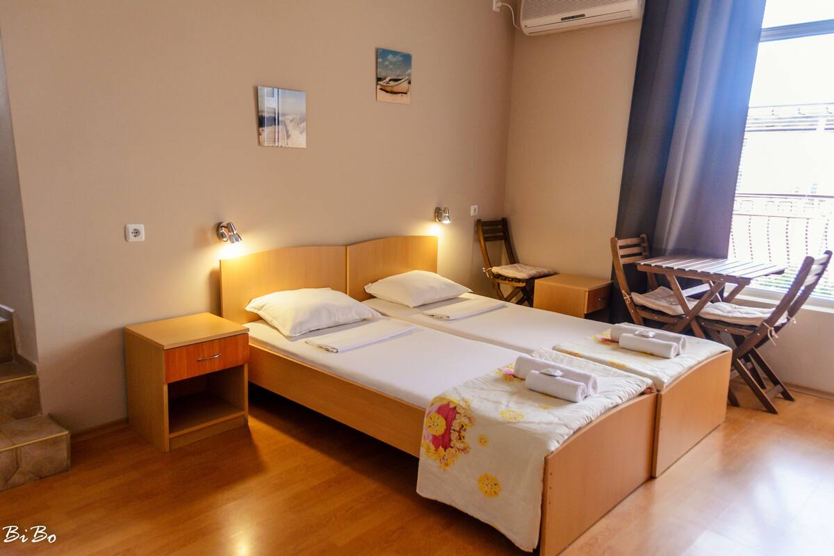 Apartment 303, One bedroom (for 4 people) | Sábanas de algodón egipcio, ropa de cama de alta calidad y escritorio