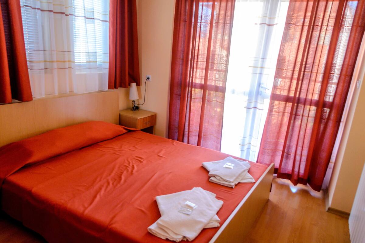 Family room 202 (for 4 people) | Egyptian cotton sheets, premium bedding, desk