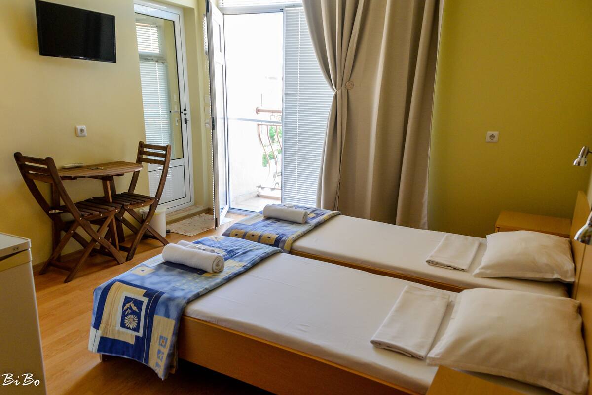 Double room 305 | Egyptian cotton sheets, premium bedding, desk