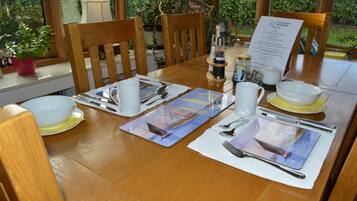 Daily cooked-to-order breakfast (GBP 7.50 per person)