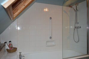Traditional Double Room, Private Bathroom | Bathroom | Free toiletries, hair dryer, towels - Cotenham Barn (Norwich)