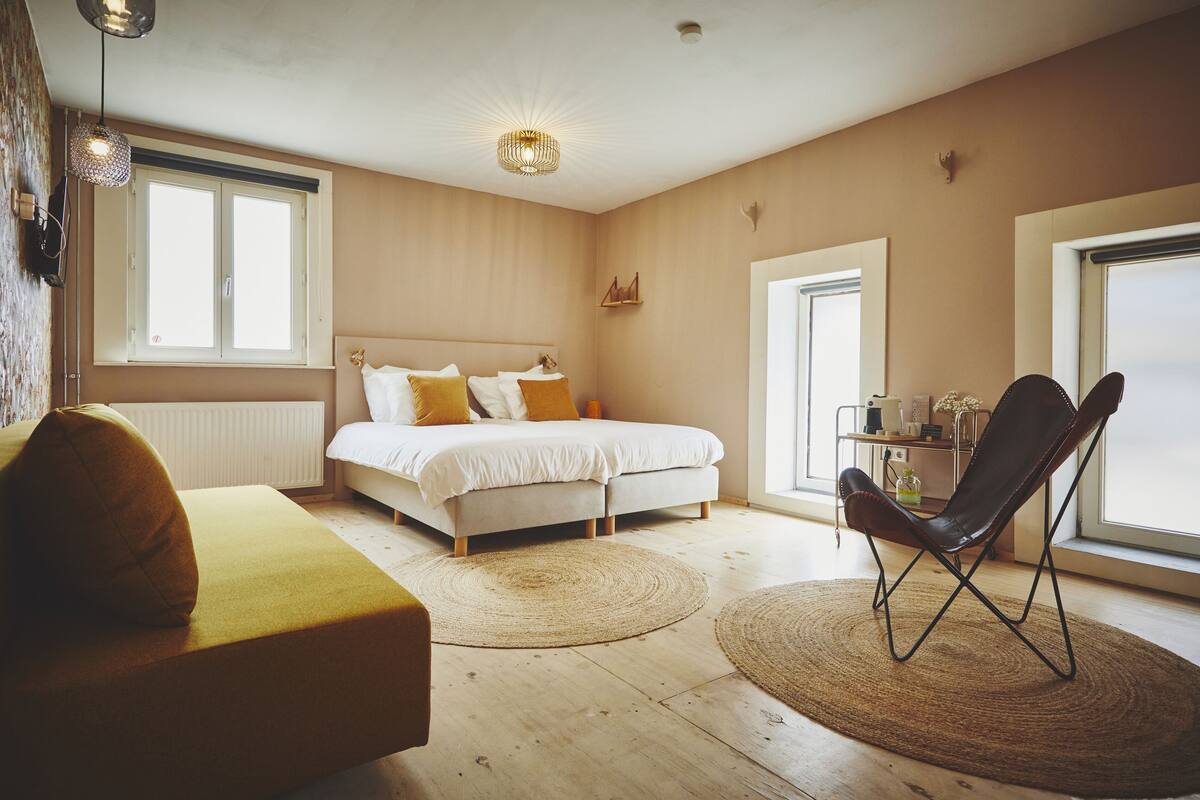 Deluxe Twin Room | Minibar, iron/ironing board (on request), travel crib, WiFi (free)