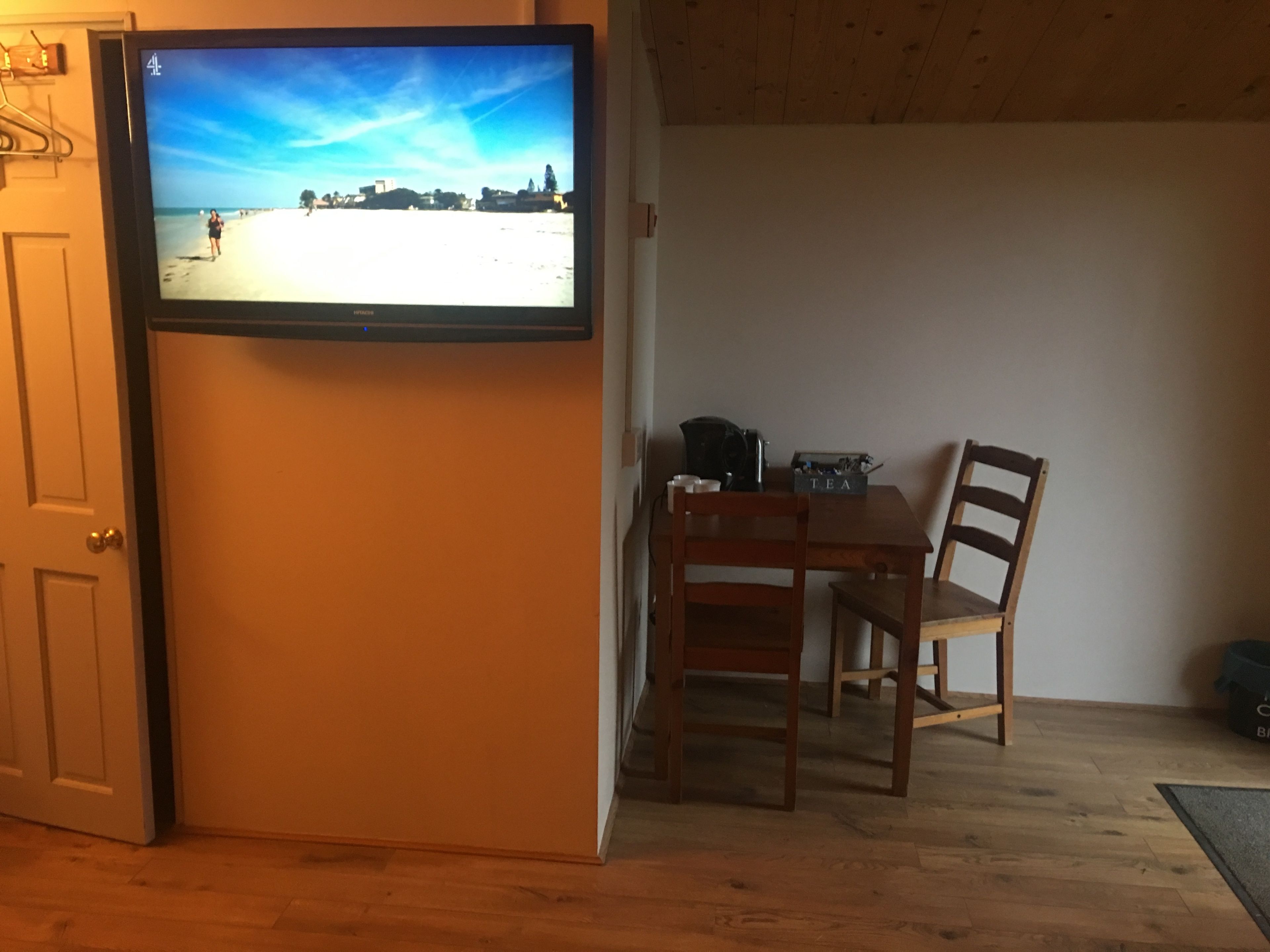 Family Room, Berbilang Katil, Non Smoking | Meja, kalis bunyi, Wi-fi percuma, cadar katil 